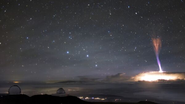 Fenômenos atmosféricos de sprite vermelho e de jato azul no céu de Havaí - Sputnik Brasil