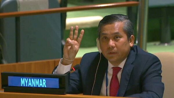 O embaixador de Mianmar nas Nações Unidas, Kyaw Moe Tun, durante discurso na entidade em defendeu os manifestantes do país que protestam contra o golpe militar. O diplomata encerrou seu discurso com uma saudação de três dedos, um gesto usado por manifestantes contra os militares. - Sputnik Brasil