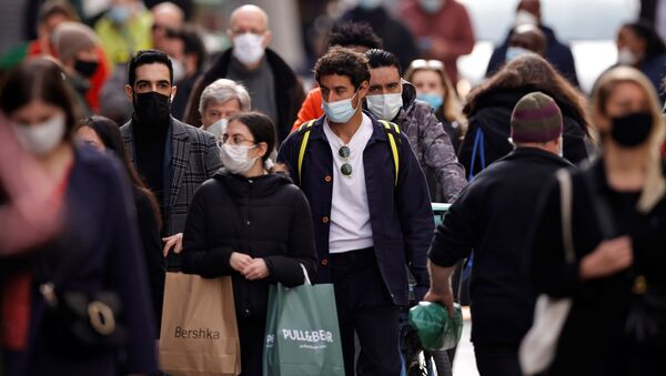 Pessoas usando máscaras de proteção em Paris, França, 25 de fevereiro de 2021 - Sputnik Brasil