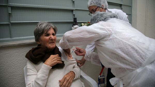 Idosa é vacinada contra a COVID-19 em Guarulhos, em São Paulo - Sputnik Brasil