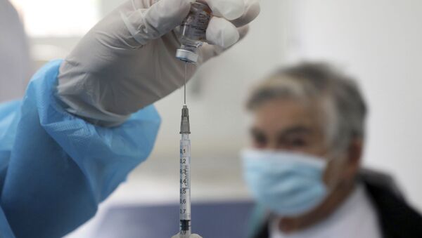 Em Sibate, na Colômbia, um profissional de Saúde prepara uma dose da vacina chinesa CoronaVac contra a COVID-19, em 24 de fevereiro de 2021 - Sputnik Brasil