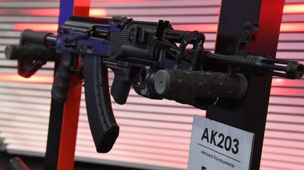 Fuzil AK-203 durante exposição em São Petersburgo, Rússia (foto de arquivo) - Sputnik Brasil