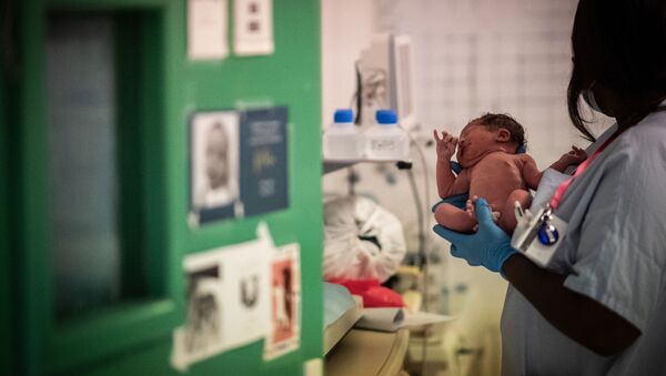 Enfermeira segura recém-nascido, durante a pandemia do coronavírus, em maternidade de Paris, França, 17 de novembro de 2020 - Sputnik Brasil