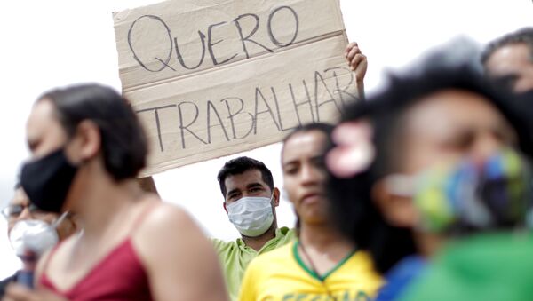 Homem segura cartaz durante protesto convocado por empresários contra o lockdown - Sputnik Brasil