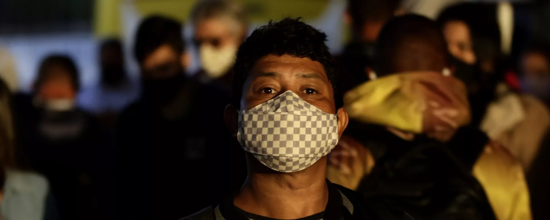Homem em terminal de ônibus no primeiro dia de lockdown em Brasília, 1º de março de 2021 - Sputnik Brasil, 1920, 26.05.2024