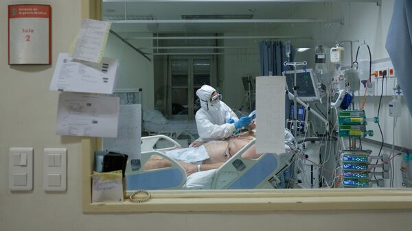 Enfermeira assiste paciente com COVID-19 no hospital São José em Lisboa, Portugal, 19 de fevereiro de 2021 - Sputnik Brasil