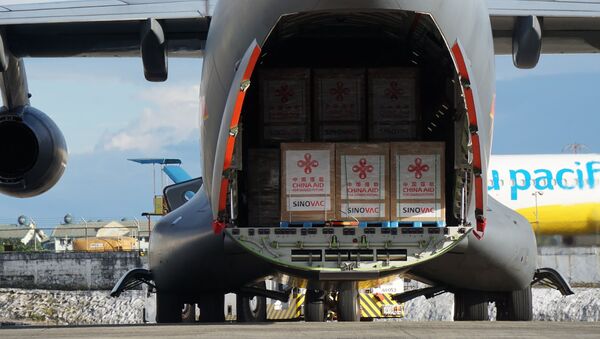 Avião militar chinês prestes a decolar carregado de doses de vacina da Sinovac - Sputnik Brasil