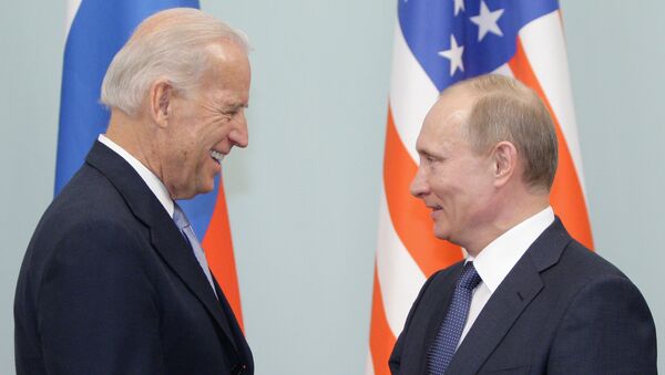 O então premiê da Rússia, Vladimir Putin, e o vice-presidente dos EUA, Joe Biden, se encontram em Moscou (foto de arquivo)  - Sputnik Brasil
