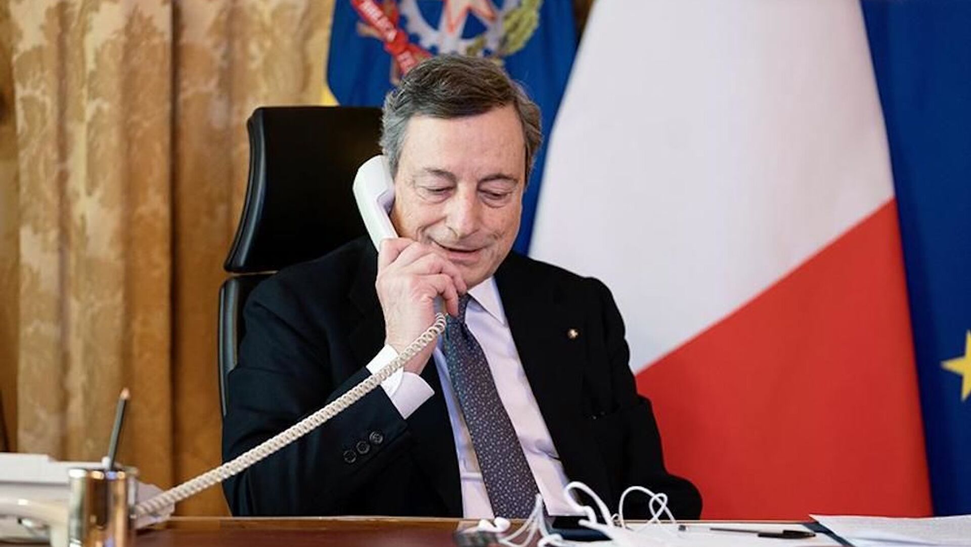 O primeiro-ministro da Itália, Mario Draghi, fala por telefone com Ursula von der Leyen, presidente da Comissão Europeia - Sputnik Brasil, 1920, 03.03.2021