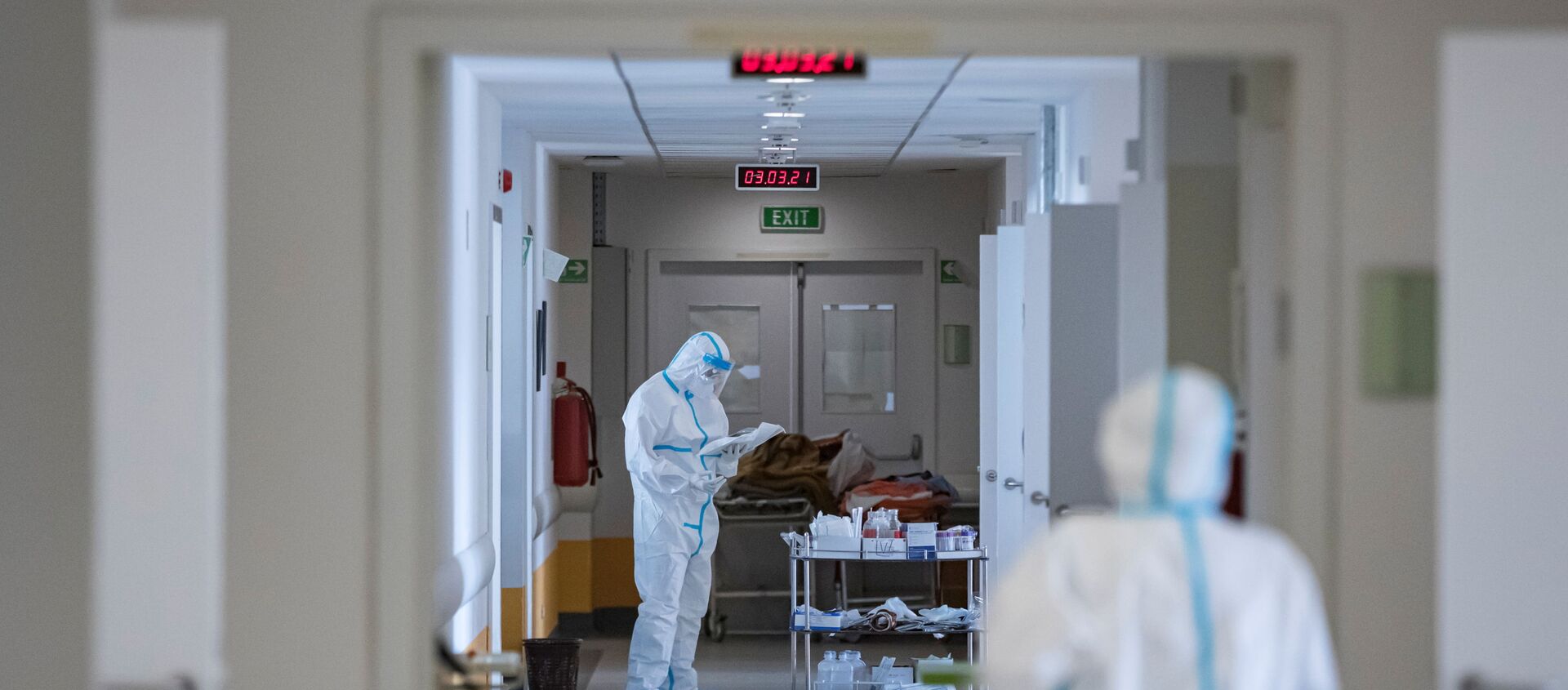 Profissionais de saúde na unidade de terapia intensiva em hospital onde se tratam pacientes infectados pela COVID-19, Sérvia, 3 de março de 2021 - Sputnik Brasil, 1920, 04.03.2021