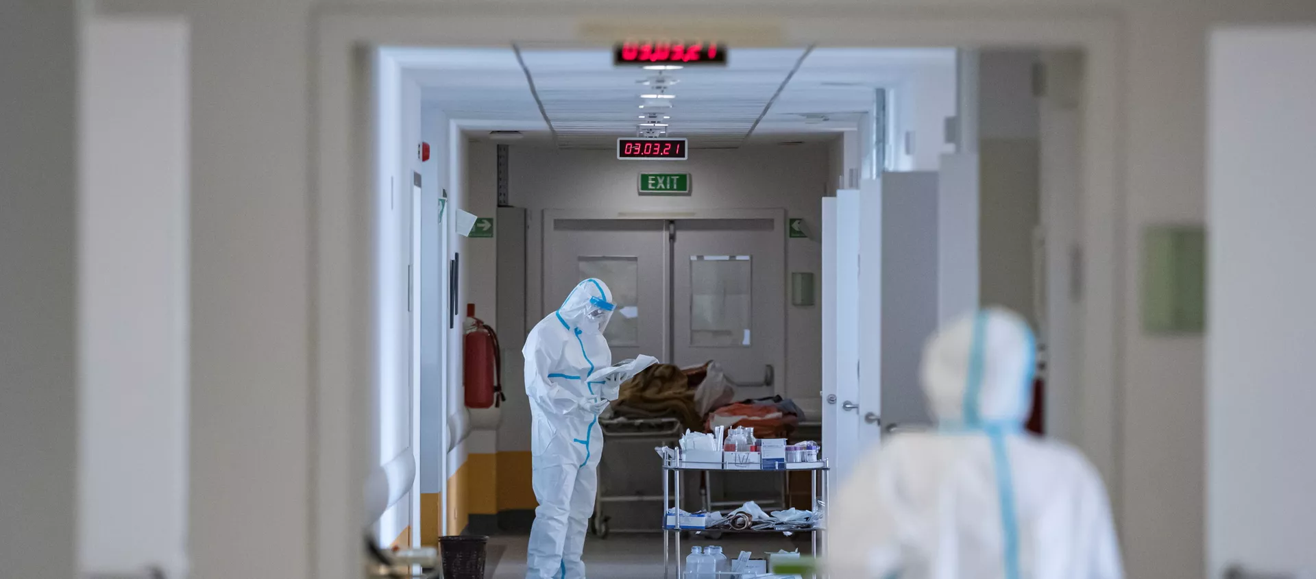 Profissionais de saúde na unidade de terapia intensiva em hospital onde se tratam pacientes infectados pela COVID-19, Sérvia, 3 de março de 2021 - Sputnik Brasil, 1920, 04.03.2021