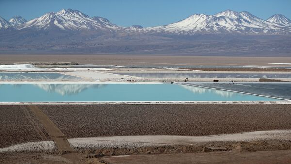 Piscinas de salmoura de uma mina de lítio da Albemarle Corp, com sede nos Estados Unidos, vistas na planície de sal do Atacama, no Chile - Sputnik Brasil