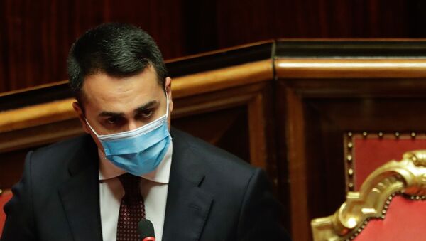 Em Roma, o ministro das Relações Exteriores da Itália, Luigi Di Maio, fala usando máscara de proteção contra a COVID-19 durante sessão do Senado italiano, em 24 de fevereiro de 2021 - Sputnik Brasil