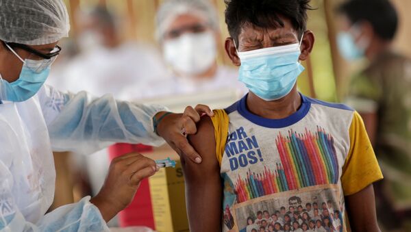 Homem da etnina indígena Hupda recebe dose da vacina contra o coronavírus de Oxford/AstraZeneca na aldeia Taracua Igarapé, no município de São Gabriel da Cachoeira, no Amazonas - Sputnik Brasil