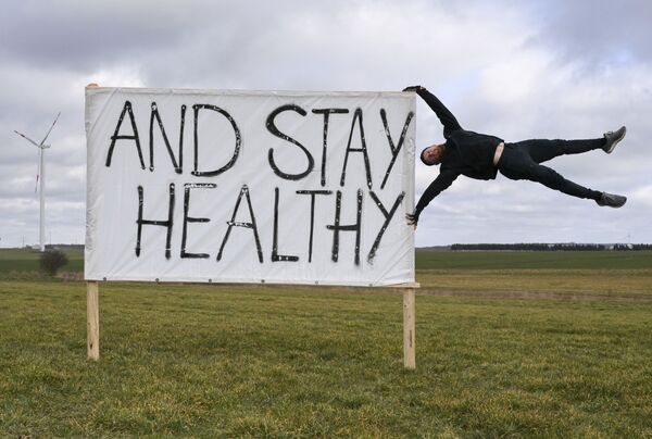 Homem protesta contra fechamento contínuo de centros de fitness na Alemanha, 27 de fevereiro de 2021 - Sputnik Brasil