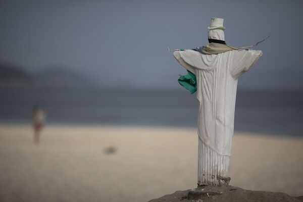 Réplica da estátua de Cristo Redentor usando máscara facial na praia de Copacabana após entrada em vigor de novas medias de contenção da COVID-19, 5 de março de 2021, Rio de Janeiro - Sputnik Brasil