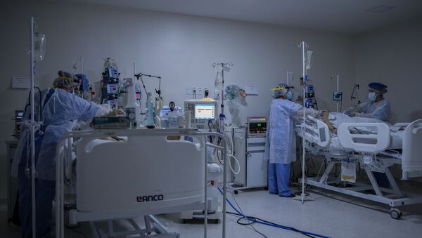 Equipe médica durante tratamento de paciente com COVID-19 em Bragança Paulista, no interior de São Paulo. - Sputnik Brasil