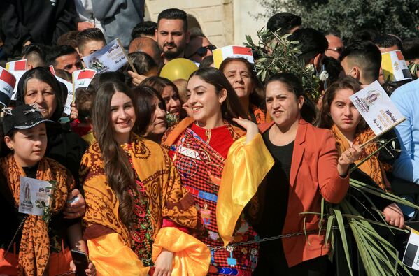 Pessoas esperando a chegada do Papa Francisco perto da Igreja da Imaculada Conceição em Qaraqosh, Iraque
 - Sputnik Brasil