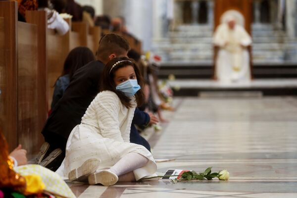 Menina no chão da igreja durante missa do Papa Francisco na cidade de Qaraqosh
 - Sputnik Brasil