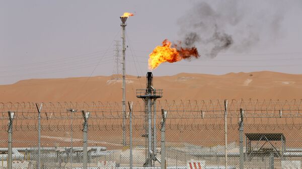 Chamas são vistas nas instalações de produção do campo petrolífero Shaybah da Saudi Aramco, na Arábia Saudita - Sputnik Brasil