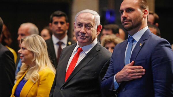 Primeiro-ministro de Israel, Benjamin Netanyahu (à esquerda), e o deputado federal Eduardo Bolsonaro (PSL-SP) em cerimônia em Jerusalém, 15 de dezembro de 2019 (foto de arquivo) - Sputnik Brasil