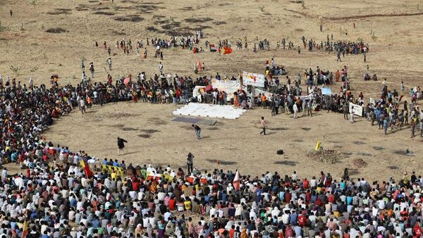 Refugiados etíopes se reúnem para comemorar o 46º aniversário da Frente de Libertação do Povo Tigré (FLPT) em Gedaref, no leste do Sudão, em 19 de fevereiro de 2021 - Sputnik Brasil
