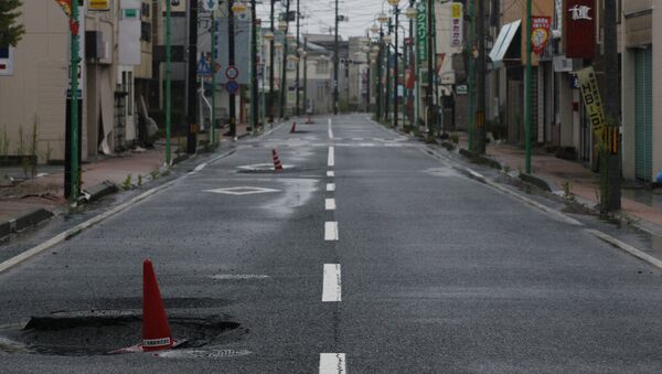 Rua principal da cidade japonesa de Tomioka, prefeitura de Fukushima, atingida pelo terremoto e tragédia nuclear na usina de Fukushima Daiichi, 19 de agosto de 2011 - Sputnik Brasil