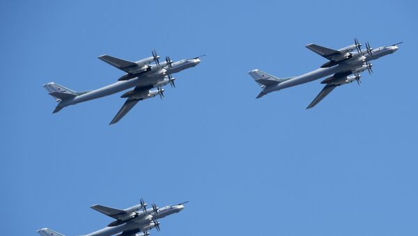 Bombardeiros estratégicos russos Tu-95MS, , durante ensaio geral da parte aérea do desfile para assinalar o 75º aniversário de Vitória na Grande Guerra pela Pátria em Moscou - Sputnik Brasil