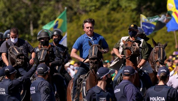 Presidente Jair Bolsonaro anda de cavalo durante manifestação em apoio ao governo em Brasília - Sputnik Brasil