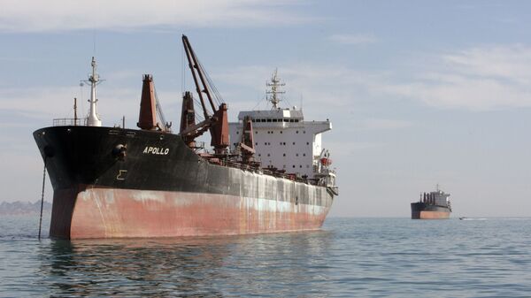 Navios de carga navegando entre o porto iraniano de Bandar Abbas e a ilha de Qeshm no golfo Pérsico - Sputnik Brasil