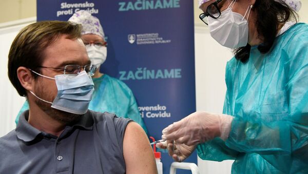 FILE PHOTO: Slovakia's Health Minister Marek Krajci receives an injection with a dose of Pfizer-BioNTech COVID-19 vaccine at the University Hospital, as the coronavirus disease (COVID-19) outbreak continues, in Nitra, Slovakia, December 26, 2020. - Sputnik Brasil