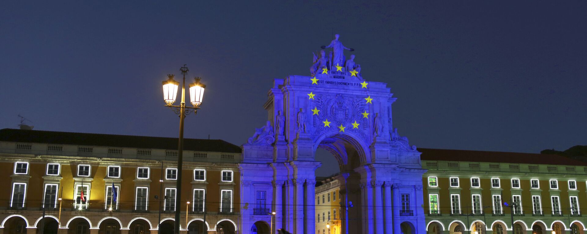 Arco na Praça do Comércio, em Lisboa, iluminado com as cores da bandeira da União Europeia (UE), durante a presidência rotativa de Portugal do Conselho da UE - Sputnik Brasil, 1920, 09.09.2024