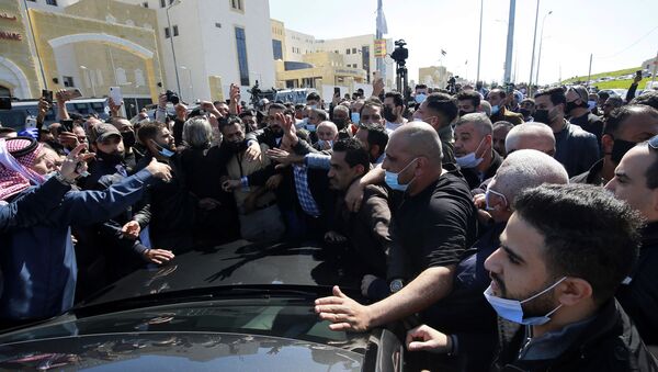 Pessoas furiosas se reúnem do lado de fora do Hospital Al-Hussein Al Salt em Salt, Jordânia - Sputnik Brasil