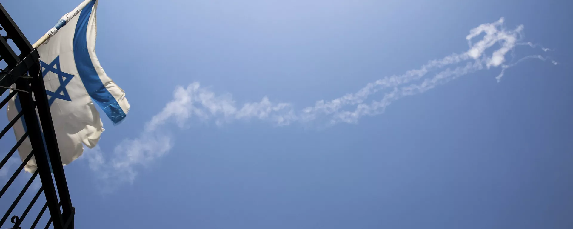 Israel bandeira com fumaça no céu - Sputnik Brasil, 1920, 05.11.2024