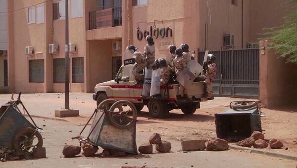 Policiais de choque dirigem-se a um grupo de manifestantes em um posto de controle improvisado, em Niamey, Níger, 24 de fevereiro de 2021 - Sputnik Brasil