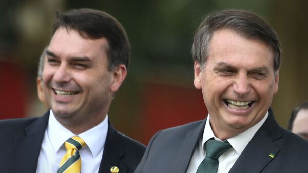 O presidente Jair Bolsonaro (à direita) ao lado de seu filho, o senador Flávio Bolsonaro (foto de arquivo) - Sputnik Brasil