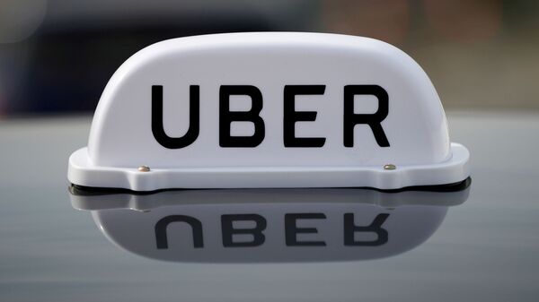 Logo de um carro da Uber em Liverpool, no Reino Unido. - Sputnik Brasil