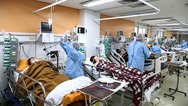 Médicos e enfermeiros trabalham em unidade do hospital Nossa Senhora da Conceição, em Porto Alegre, lotado em função da pandemia do coronavírus - Sputnik Brasil