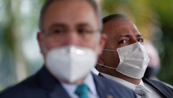 O ex-ministro da Saúde, Eduardo Pazuello (à direita) e o novo ministro, Marcelo Queiroga, durante coletiva de imprensa em Brasília, 16 de março de 2021 - Sputnik Brasil