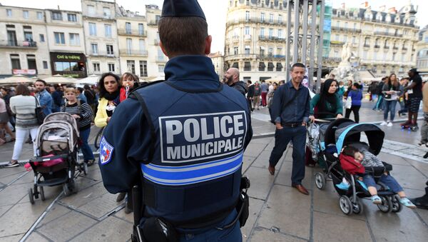 Policial patrulha ruas da cidade de Montpellier, no sul da França, em 14 de novembro de 2015 - Sputnik Brasil
