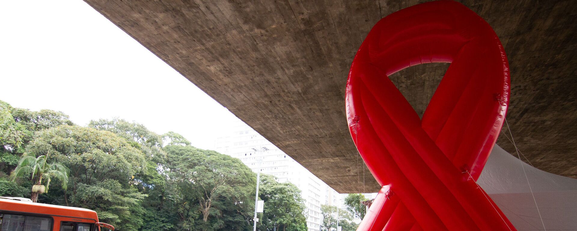 O laço vermelho, símbolo da luta contra a AIDS, em São Paulo - Sputnik Brasil, 1920, 17.03.2021