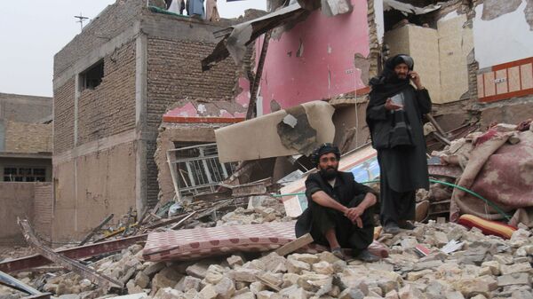 Moradores observam local após explosão de um carro-bomba na província de Herat, no Afeganistão - Sputnik Brasil