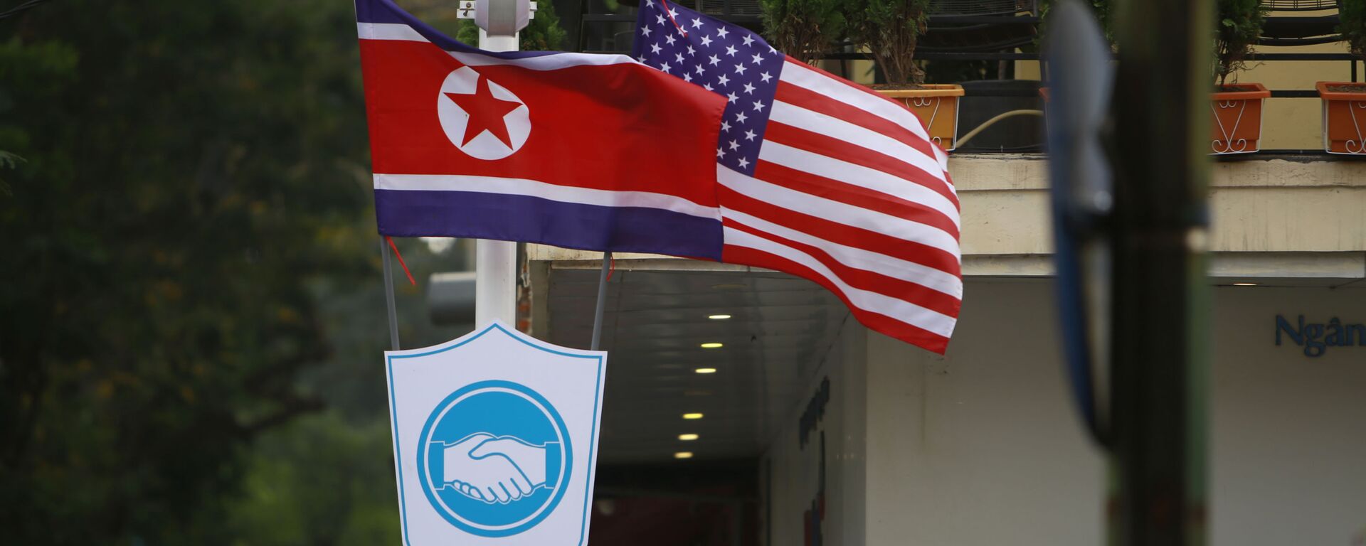 Bandeiras da Coreia do Norte e EUA - Sputnik Brasil, 1920, 01.12.2022