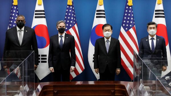 O secretário do Estado dos EUA, Antony Blinken, acompanhado pelo secretário de Defesa, Lloyd Austin, durante encontro com seus colegas sul-coreanos, o chanceler Chung Eui-yong e o ministro de Defesa Suh Wook, 18 de março de 2021 - Sputnik Brasil