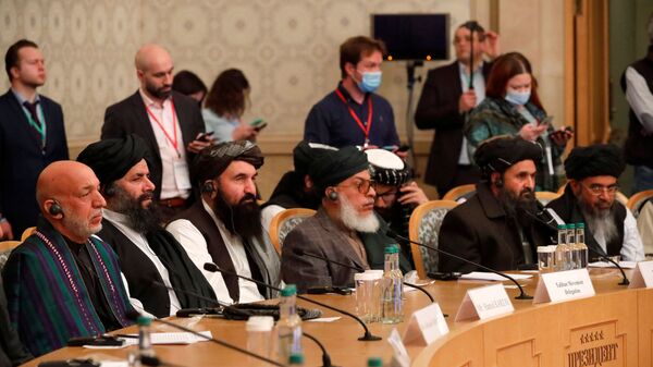 Autoridades, incluindo o ex-presidente afegão Hamid Karzai e o vice-líder e negociador do Talibã, Mullah Abdul Ghani Baradar, participam da conferência de paz afegã em Moscou, Rússia, em 18 de março de 2021 - Sputnik Brasil