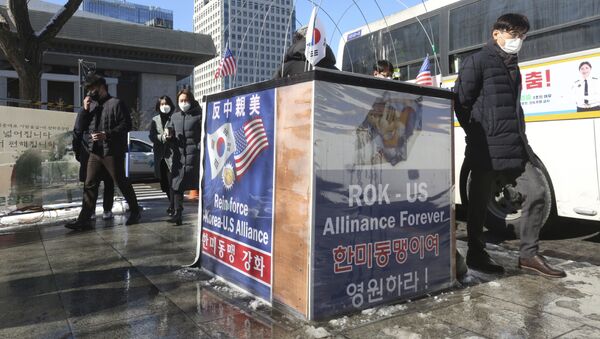Cartazes apoiando a aliança entre Estados Unidos e Coreia do Sul perto da embaixada americana em Seul, em 4 de fevereiro de 2021 - Sputnik Brasil