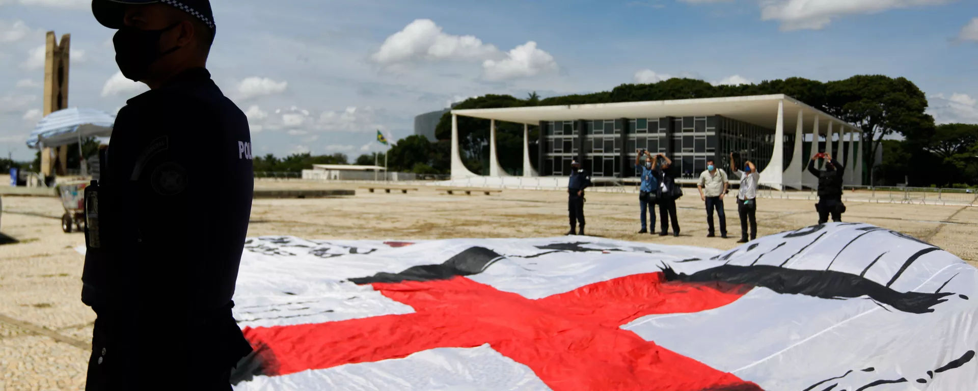 Grupo é detido pela polícia na Praça dos Três Poderes, em Brasília (DF), ao estender faixa contendo suástica - Sputnik Brasil, 1920, 17.04.2024