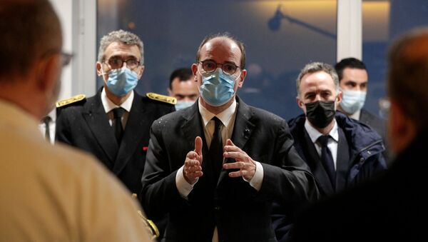 O primeiro-ministro francês, Jean Castex, gesticula ao chegar ao hospital La Pitie-Salpetriere, AP-HP para visitar a Unidade de Terapia Intensiva (UTI) em Paris, em 12 de março de 2021 - Sputnik Brasil
