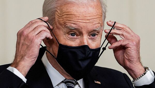 O presidente dos EUA, Joe Biden, coloca a máscara após pronunciamento na Casa Branca - Sputnik Brasil