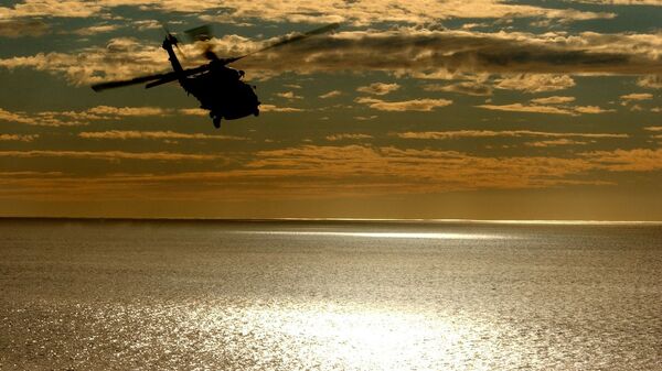 Helicóptero sobrevoando o mar (imagem referencial) - Sputnik Brasil